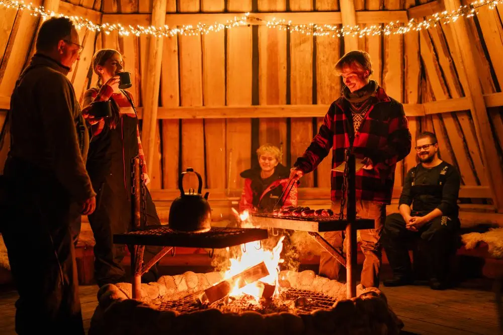 Tulen ääressä perinnekodassa | in a traditional Nordic hut | Rokua Outdoors