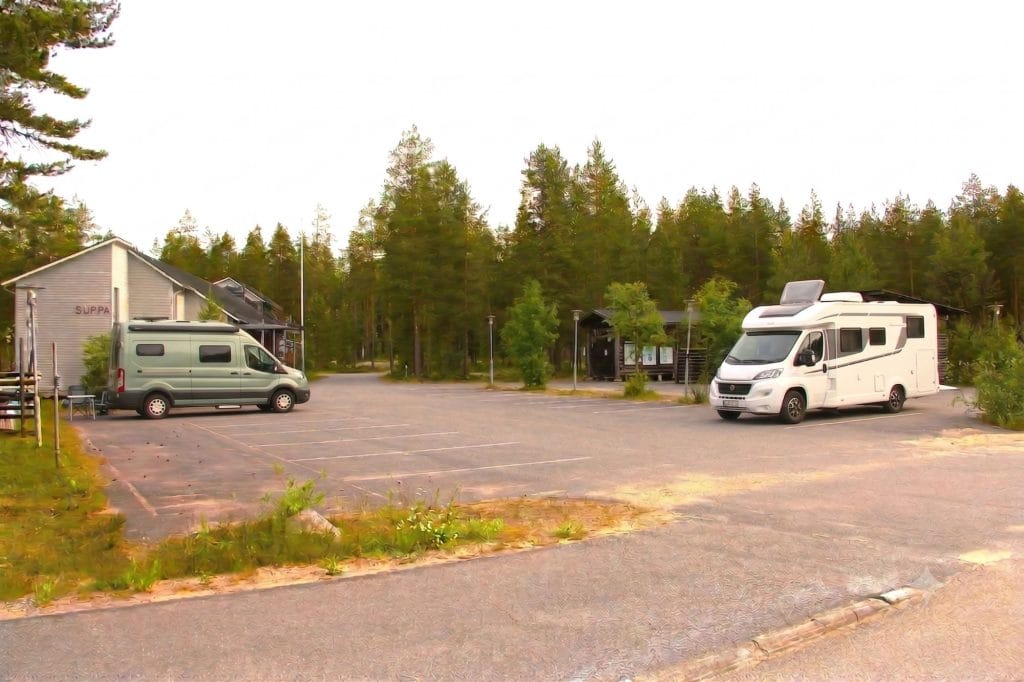 Campervan park with cars Tule ja koe Rokuan kansallispuiston ja Geoparkin luonto kaikkina vuodenaikoina