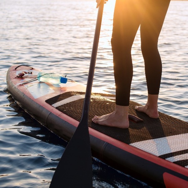 SUP-lautailija järvellä - vuokraa sup-laudat | SUP-boarding on a lake | Rokua Outdoors