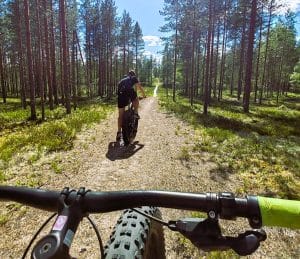 Mountainbiken in der Natur von Rokua mit ausleihbaren Fatbikes
