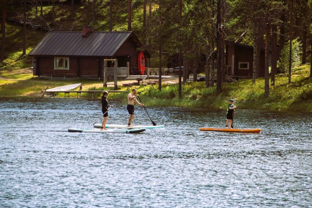 Kesäpäivä Rokua Geoparkissa: Jääkauden jälkiä ja luonnon rauhaa 4 Kolme ihmistä SUP-laudalla järvellä
